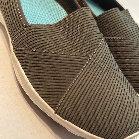 L.L  Bean Women's Green Back Cove Slip-Ons Size 8 - Picture 11 of 12